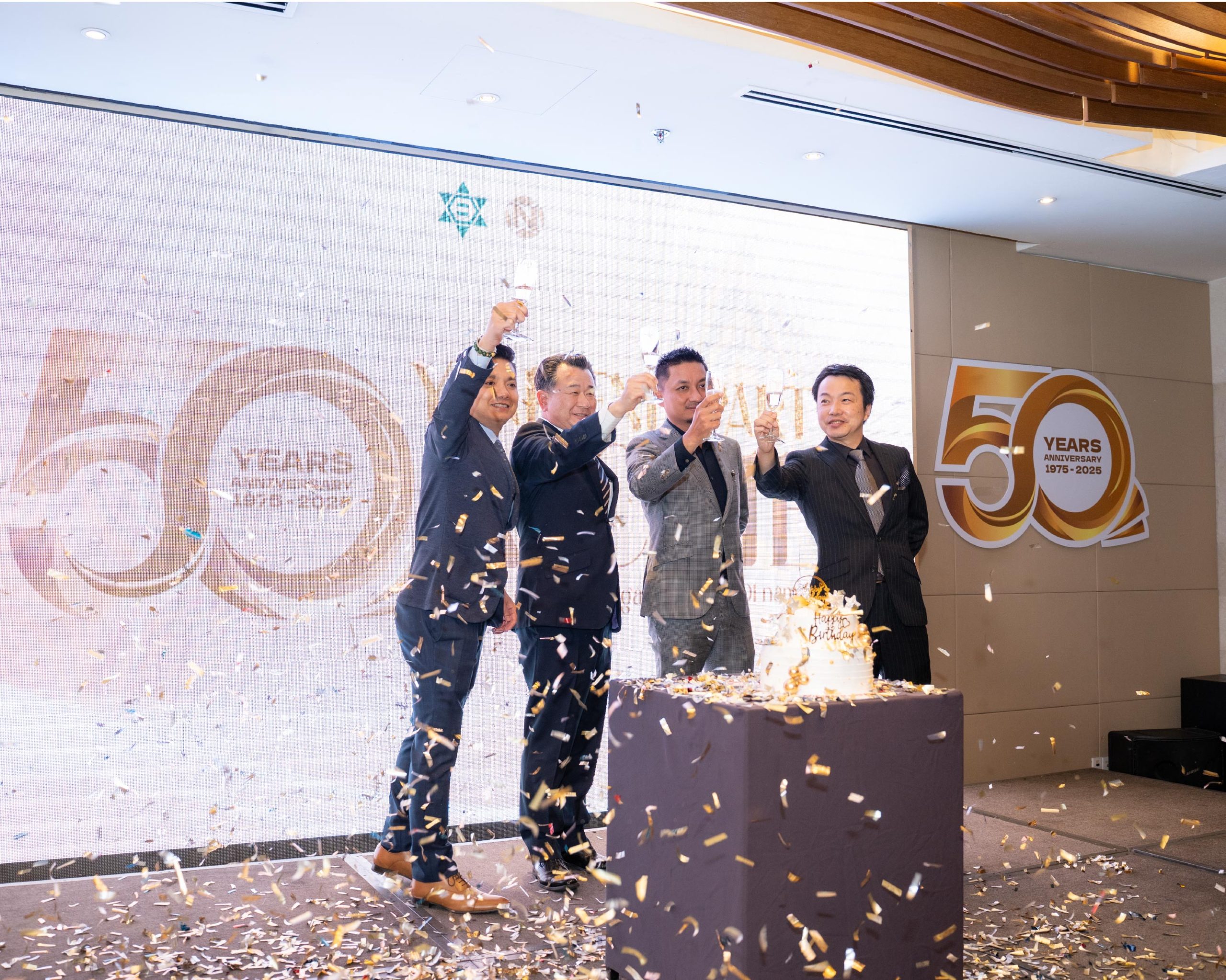 日英物産50周年を祝い乾杯する様子